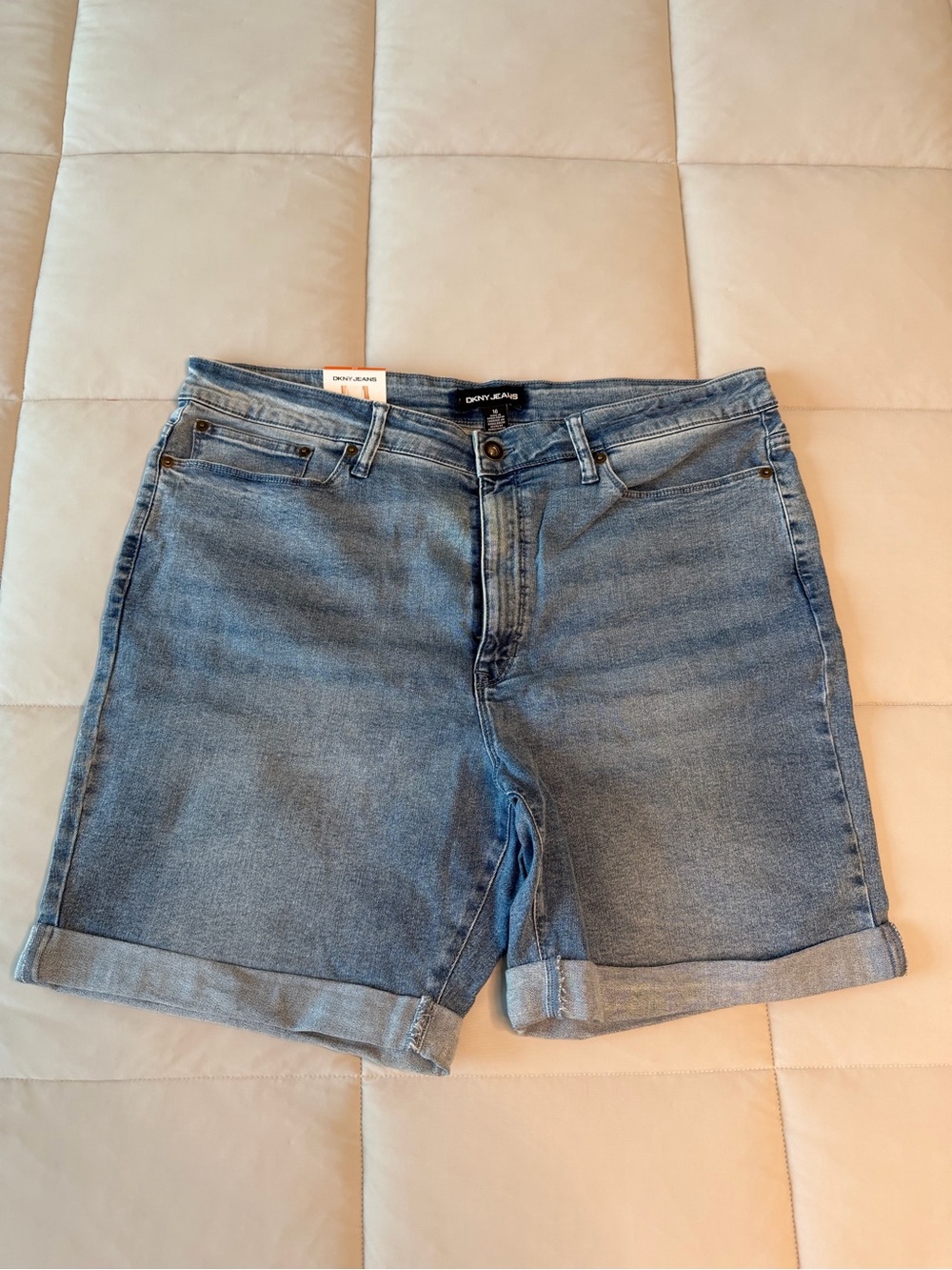 NWT DKNY Jeans Rolled Cut-Off Shorts Women’s Size 16 Light Blue 7” Inseam